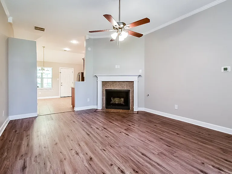 6304 Kingsview Dr — Photo 4
