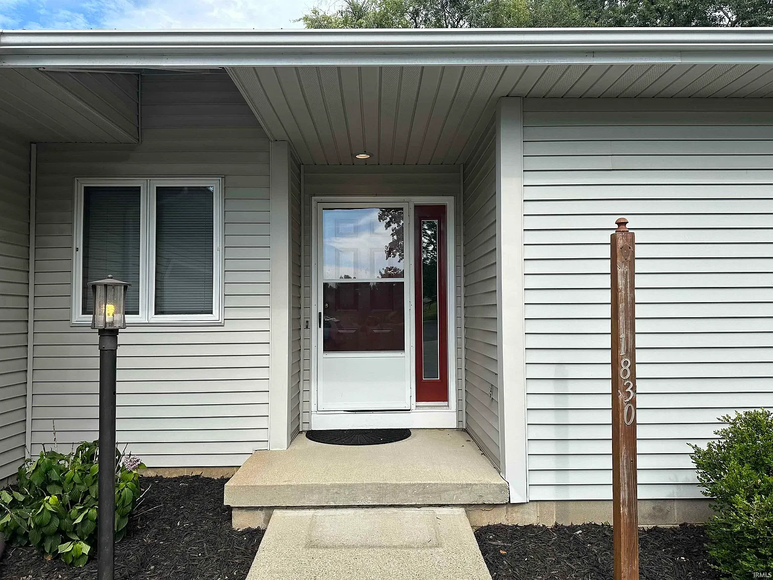 3 bed, 2.0 bath, 1713 sqft, $2,100 — Photo 2