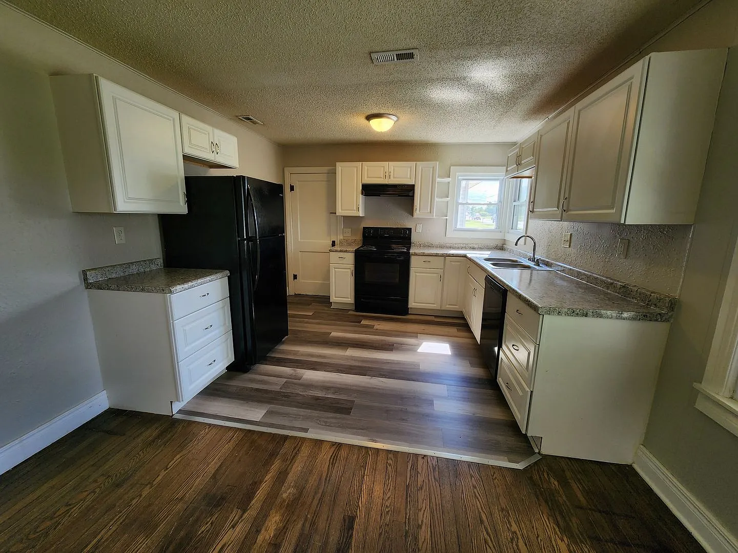 Spacious 2-Bedroom, 1-Bathroom Home Available Now!! — Photo 4