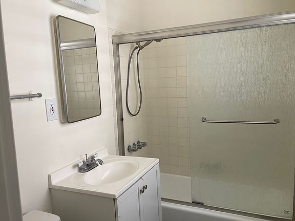 3rd image of 143 S Saint Andrews Pl #6