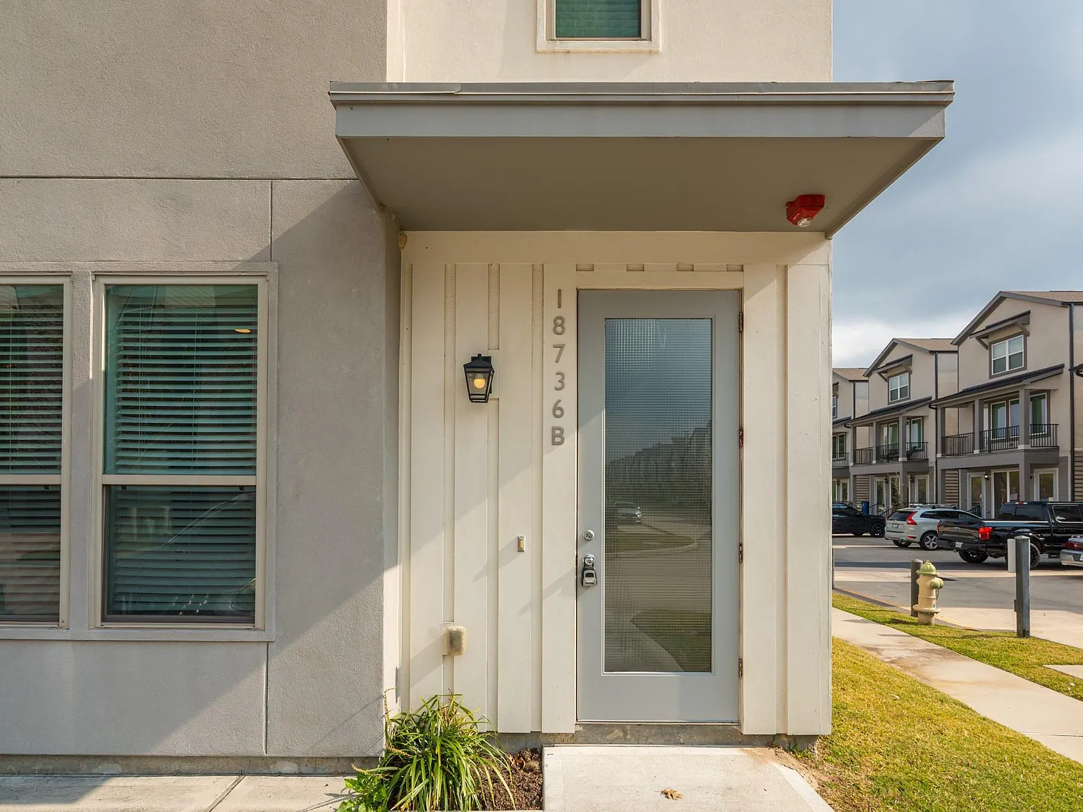 2 bed, 2.5 bath, 1565 sqft, $2,200 — Photo 3