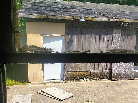 5th image of 483 Paw Paw Ave