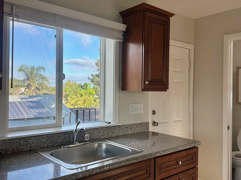 Off The Street 1 Bedroom 1 Bath