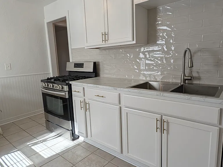 2304 NW 31st St — Photo 5