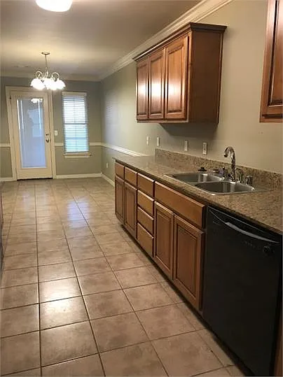 1015 Oakwood Ln — Photo 8