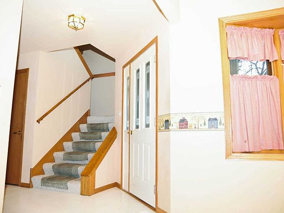 4th image of 16615 Fairfax Ct