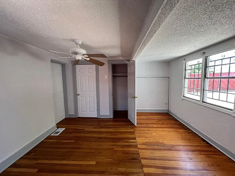 2115 E Yandell Dr — Photo 14
