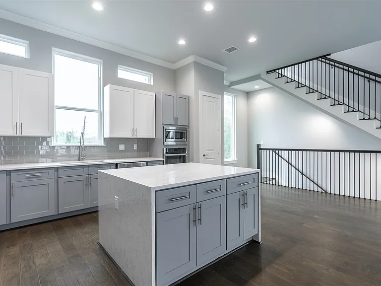 1545 W 22nd St — Photo 12