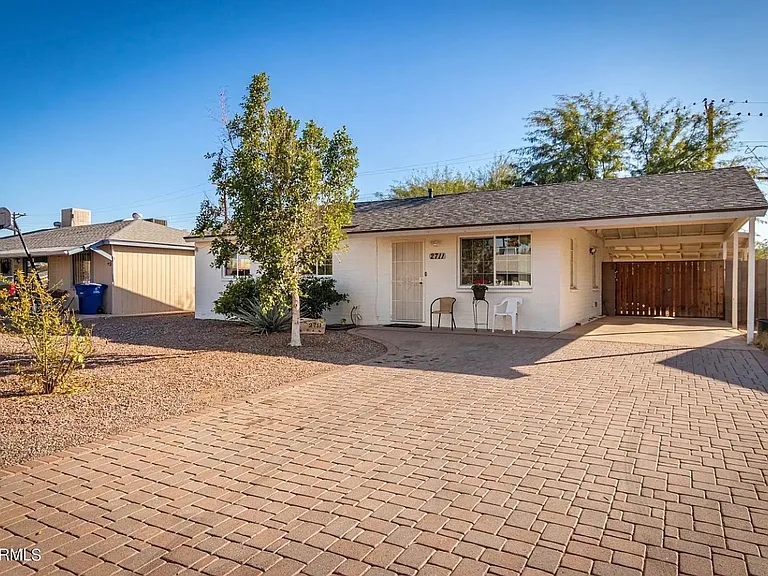 2711 W Carson Dr — Photo 1