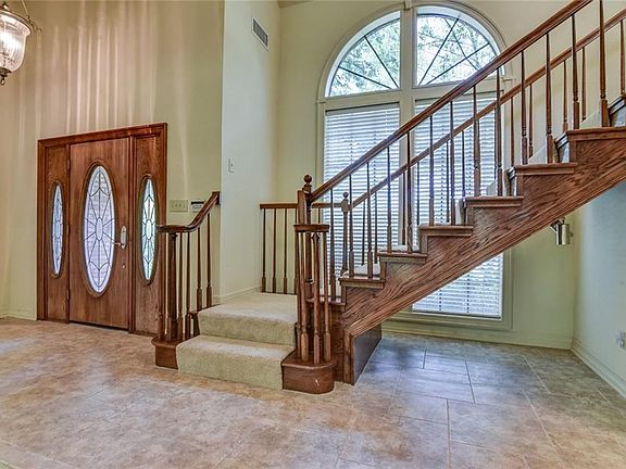 4th image of 10 Woodland Dr
