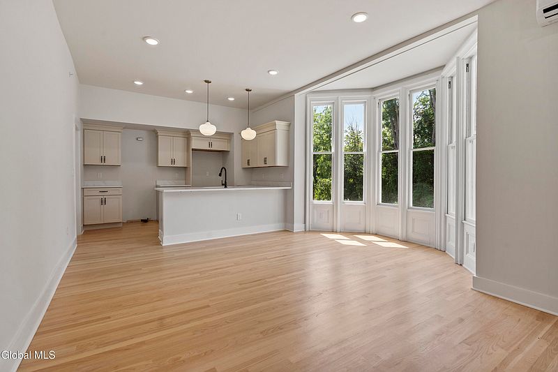 3rd image of 182 Excelsior Avenue #1