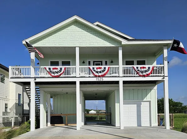 1525 S Live Oak St, Rockport, TX 78382