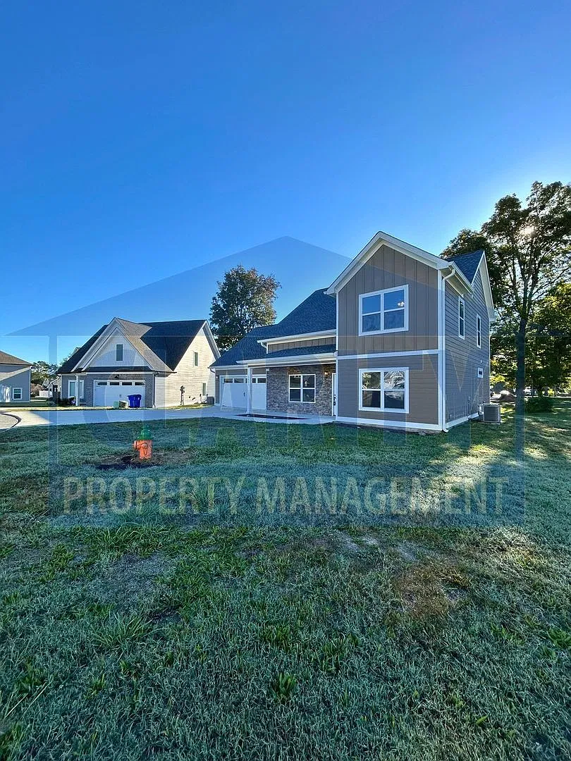 Spacious 4-bedroom home in prime Cleveland location! — Photo 3