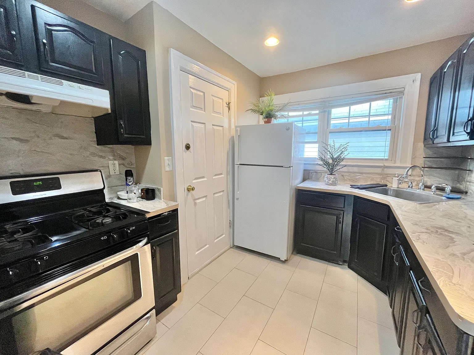 2 bed, $3,200 — Photo 1