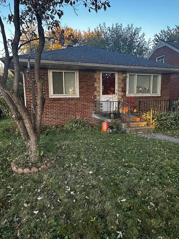 3 bed, 1.0 bath, 1096 sqft, $1,200 — Photo 1