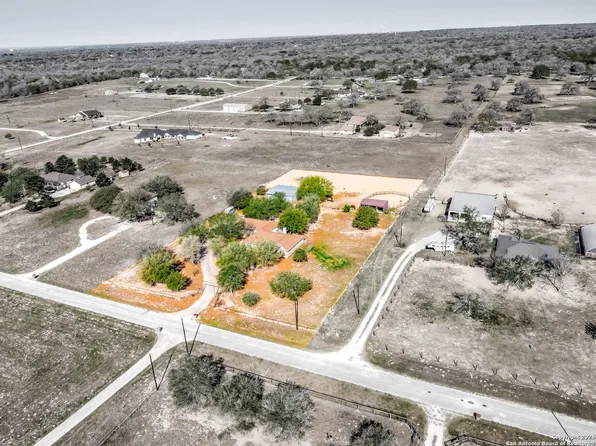 246 S Palo Alto Dr, Floresville, TX 78114