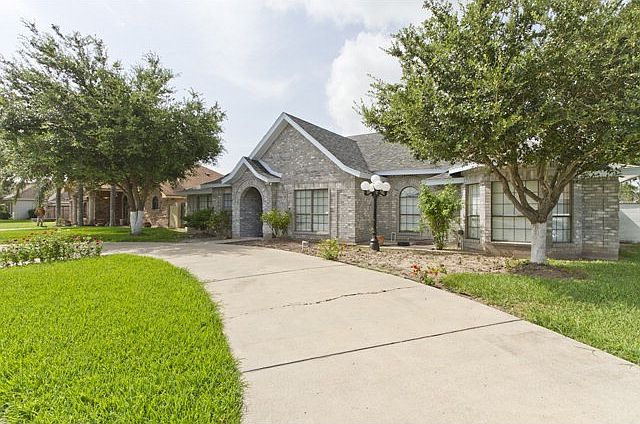 1st image of 808 E Tulipan St