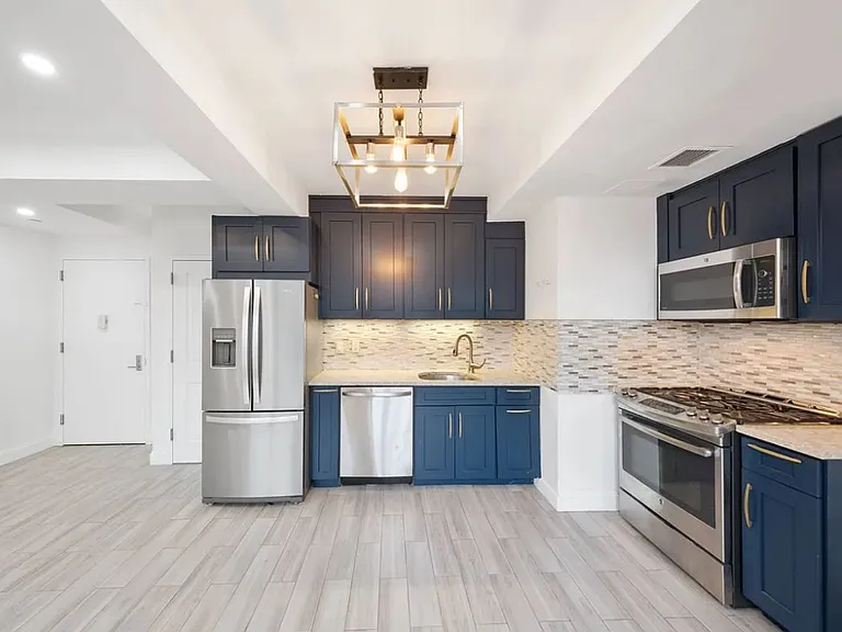 28-20 Astoria Blvd #701 — Photo 3