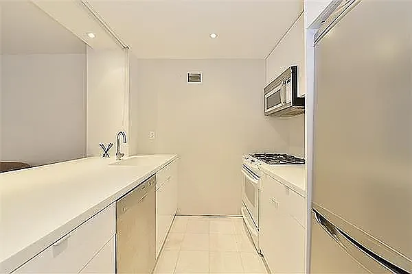 30 W 61st St #7F — Photo 4