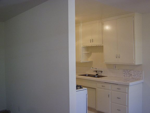 3rd image of 5-908 N Genesee Ave #5