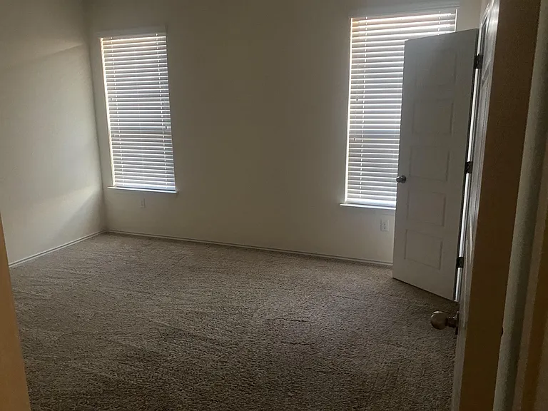 9504 Hunter Ln — Photo 4