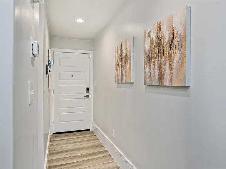 2455 Arlington Cres #C — Photo 7