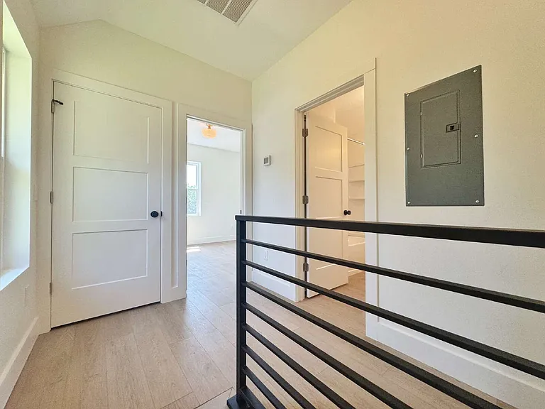 942 Alexander St — Photo 17