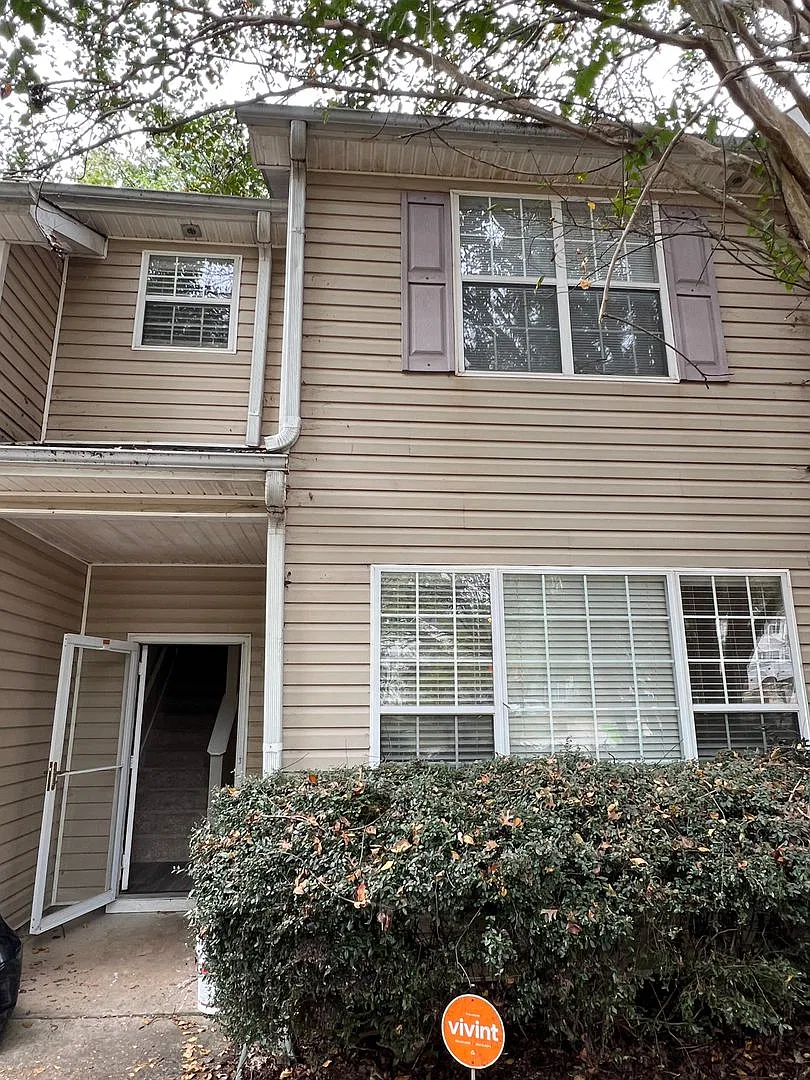 Spacious 3br/2.5ba Townhome In Sunset Hills, Rex, Ga - Fabulous Move In Ready Town Home Featuring... — Photo 1