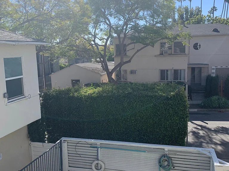 400 N Doheny Dr #4 — Photo 16