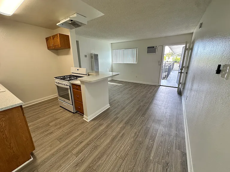 Courtyard Square Apartments — Photo 30