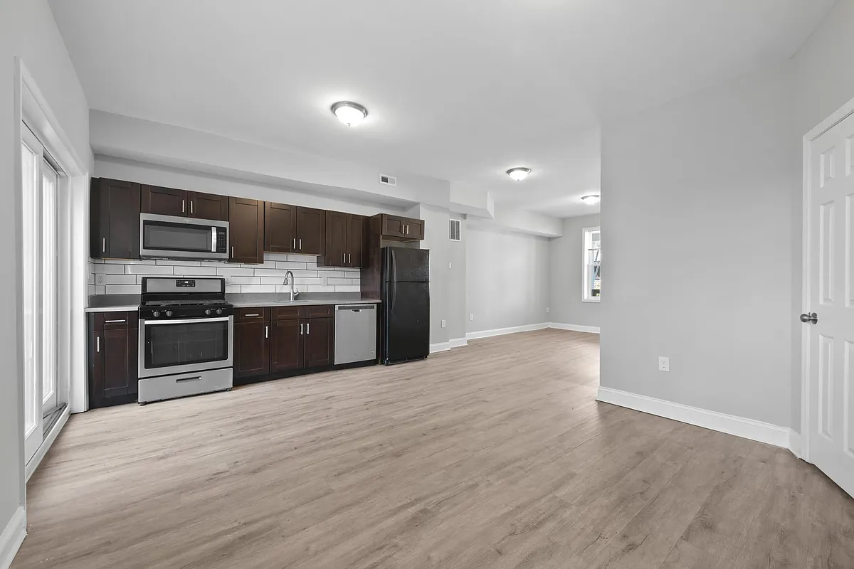 3 bed, 1.0 bath, 1136 sqft, $1,800 — Photo 1