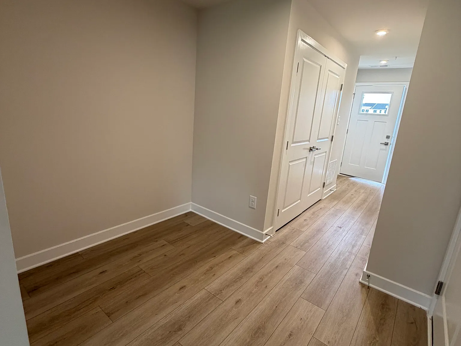 3 bed, 3.5 bath, 2270 sqft, $4,100 — Photo 2