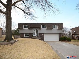 715 Indian Hills Dr, Lincoln, NE 68520