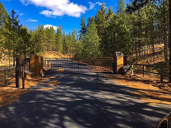 Entry gate on Hangman Vly Rd