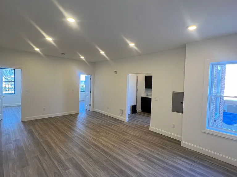 570 Broadway — Photo 3