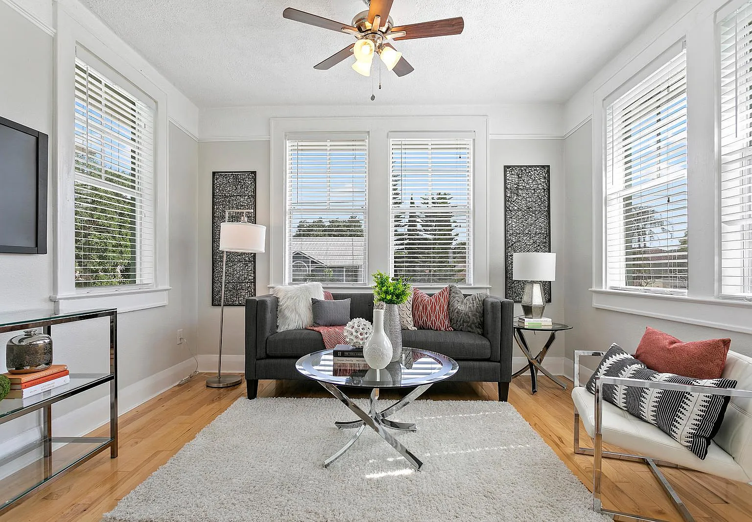 2 bed, 975 sqft, $2,200 — Photo 1