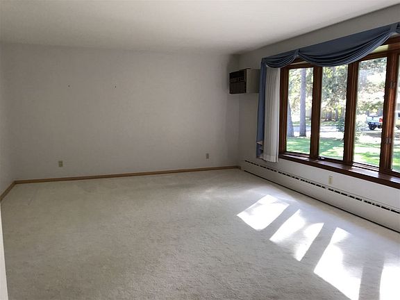 4th image of 140 Woodland Dr