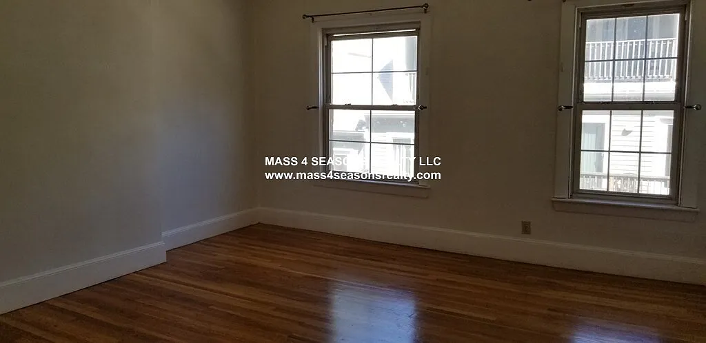 5 bed, 2.5 bath, 9999 sqft, $9,000 — Photo 4