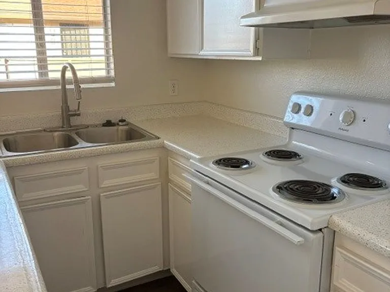 Hemlock Apartments — Photo 18