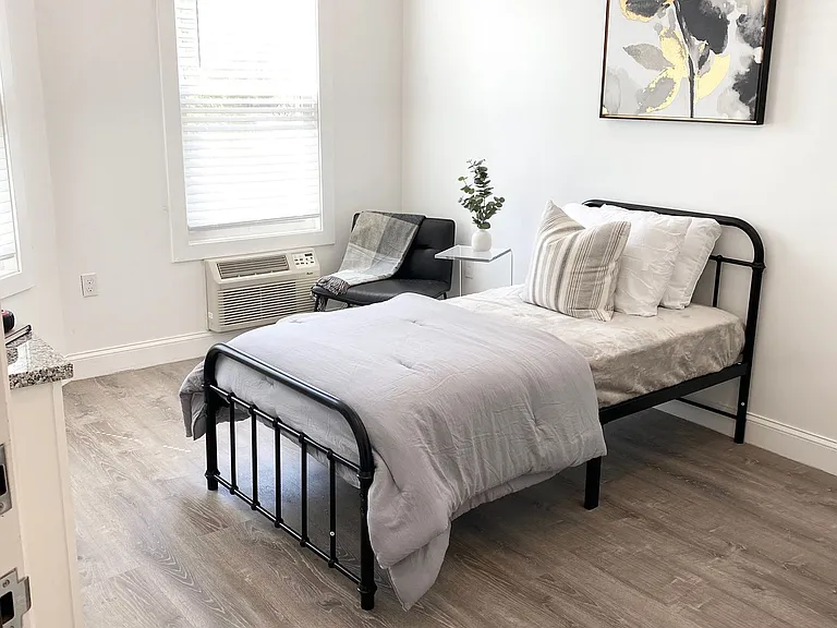 CORPORATE EXECUTIVE HOUSING — Photo 5