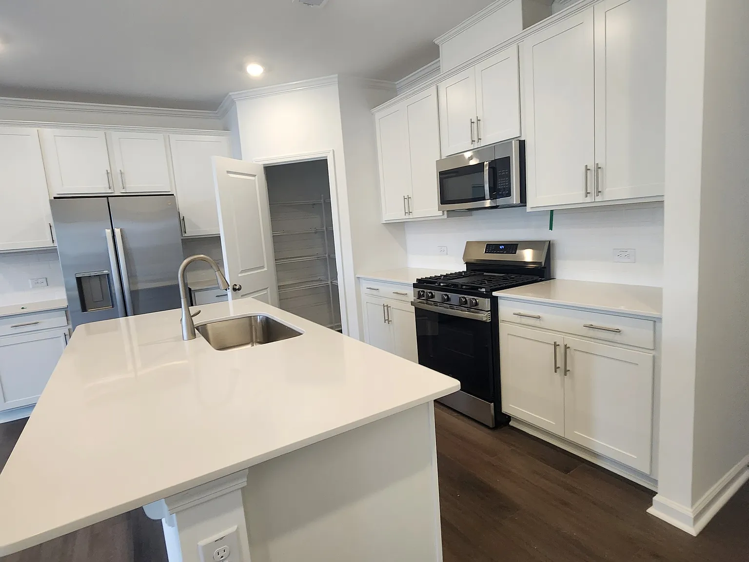 3 bed, 1939 sqft, $1,789 — Photo 3