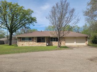 215 N Karl Cayton St, Groesbeck, TX 76642