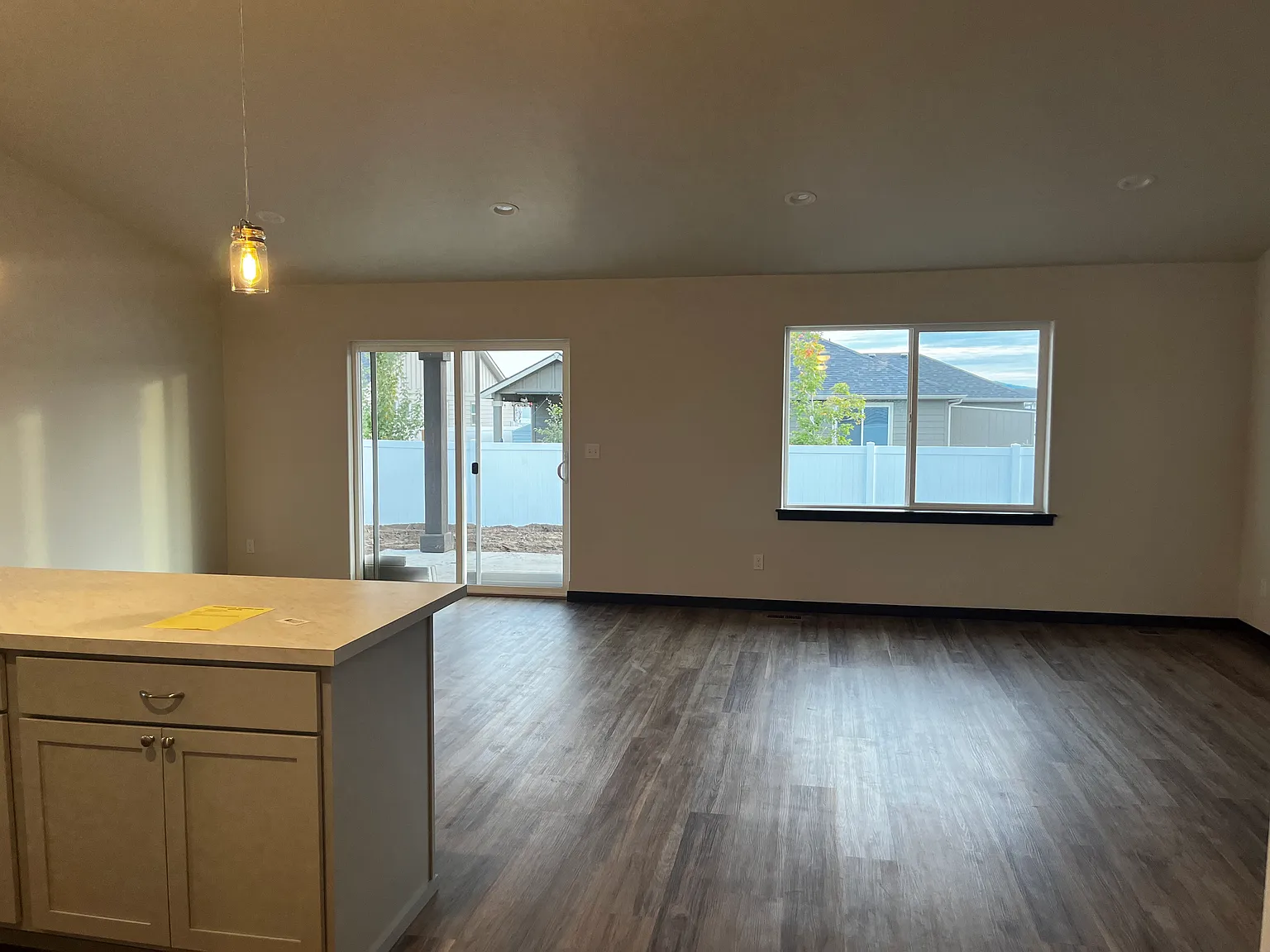 4 bed, 1677 sqft, $2,595 — Photo 3
