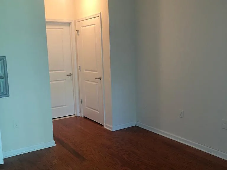 825 Liberty Ct — Photo 3