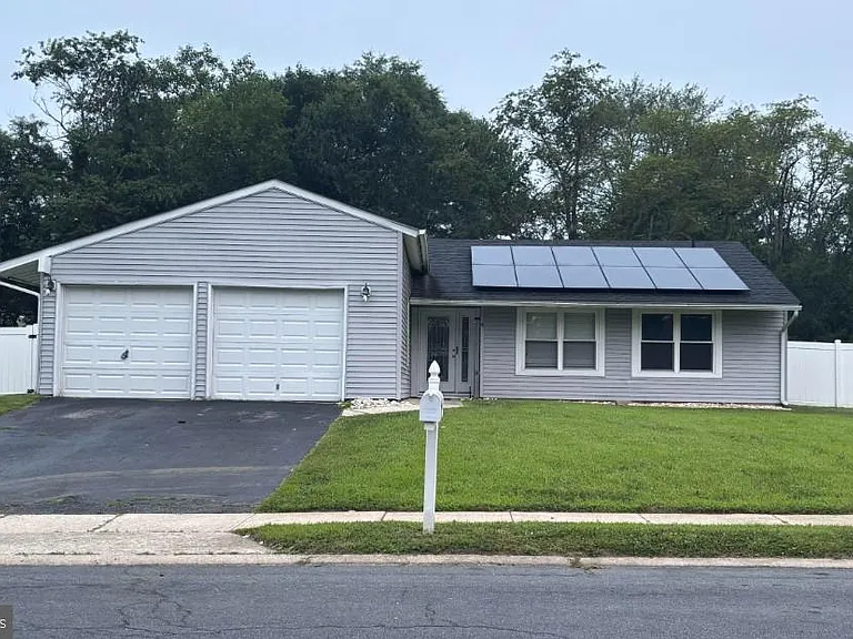 4 Patricia Ln — Photo 2
