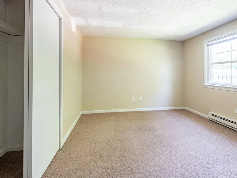 Yarmouth Green Apartment Homes — Photo 10