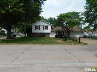 1320 W 57th St, Davenport, IA 52806