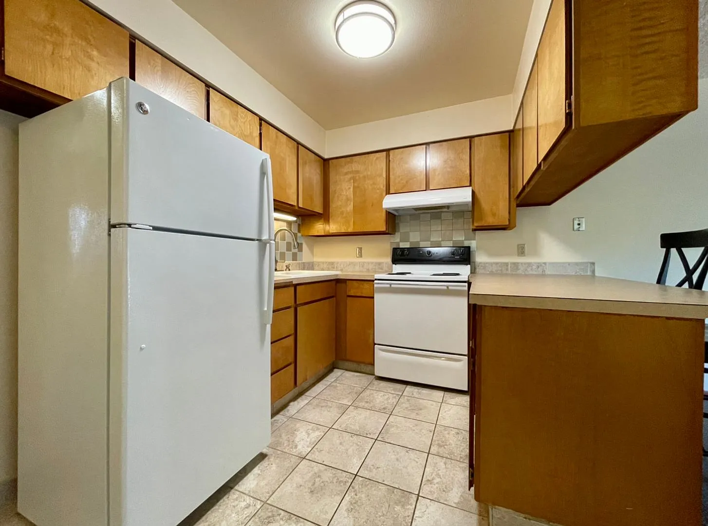 Irvington Top Floor 1 Bed~ Off Street Parking~ 93 Walk Score~ 100 Bike Score — Photo 2