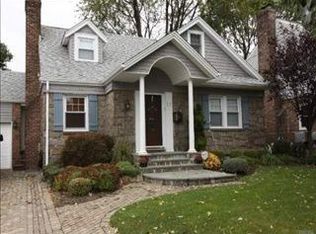 17 Sheridan St, Valley Stream, NY 11580