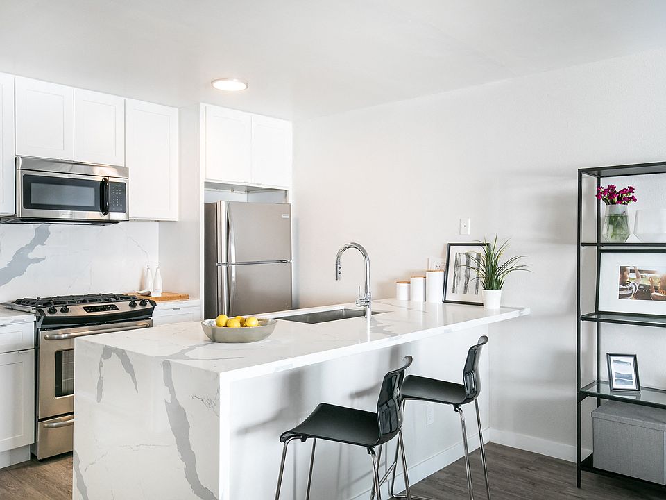 Park View on Yukon fully furnished kitchen with appliances